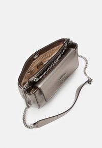 Borsa a spalla argentata metallizzata con tracolla a catena, finitura testurizzata, chiusura con zip e tasche interne. Accento del logo sulla parte anteriore.
