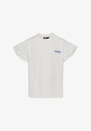 Biała bawełniana koszulka z krótkimi, falbaniastymi rękawami oraz małym niebieskim logo "hummel" na lewej klatce piersiowej. Klasyczny dekolt w kształcie łódki.