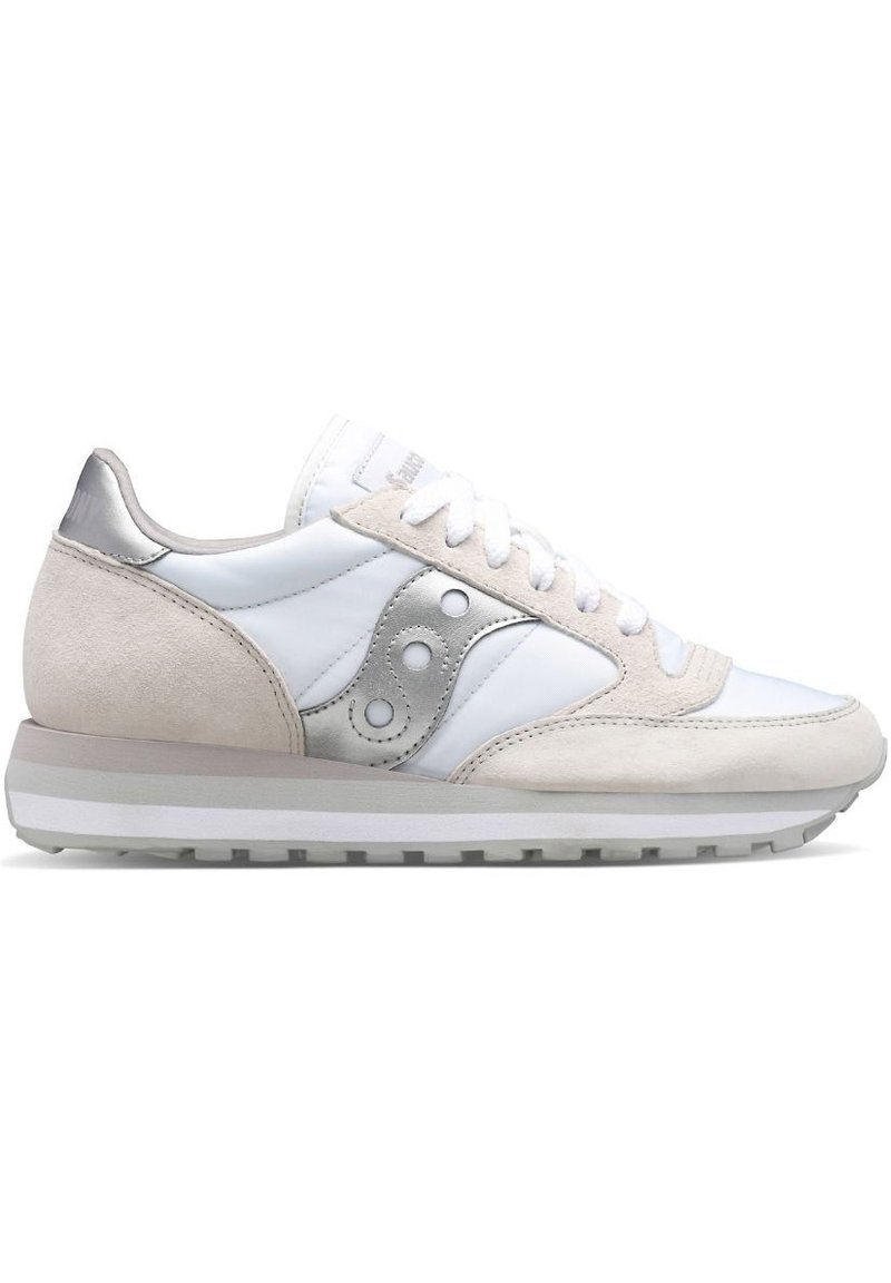 Turnschuhe mit einem Obermaterial aus weißem Leder, Akzenten aus hellgrauem Wildleder und silberner Hardware. Verfügt über runde Ösen und eine strukturierte weiße Sohle.