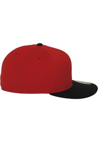 Rød baseballkasket med skygge i sort. Lavet af stof med en glat tekstur. Har en sort knap på toppen og et fladt skygge-design.