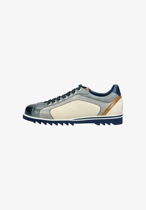 Sneaker low-profile con pannelli laterali perforati color crema, sovrapposizioni grigie e blu navy, accento marrone, lacci blu navy e suola blu navy dentellata.