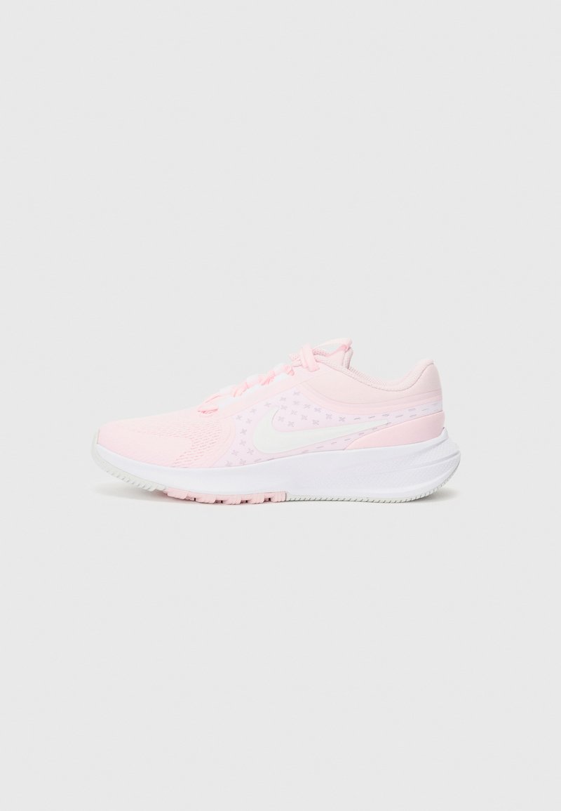 Rosa treningssko med mesh-overdel, hvit swoosh-logo, polstret krage og strukturert såle for grep. Lett og pustende design.