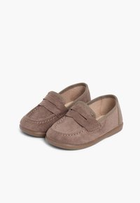 Brūni zamša slip-on apavi ar mokasīnu dizainu, kas aprīkoti ar šuvju detaļām un gumijas zoli, kas nodrošina atbalstu. Plakana un noapaļota purngala forma.