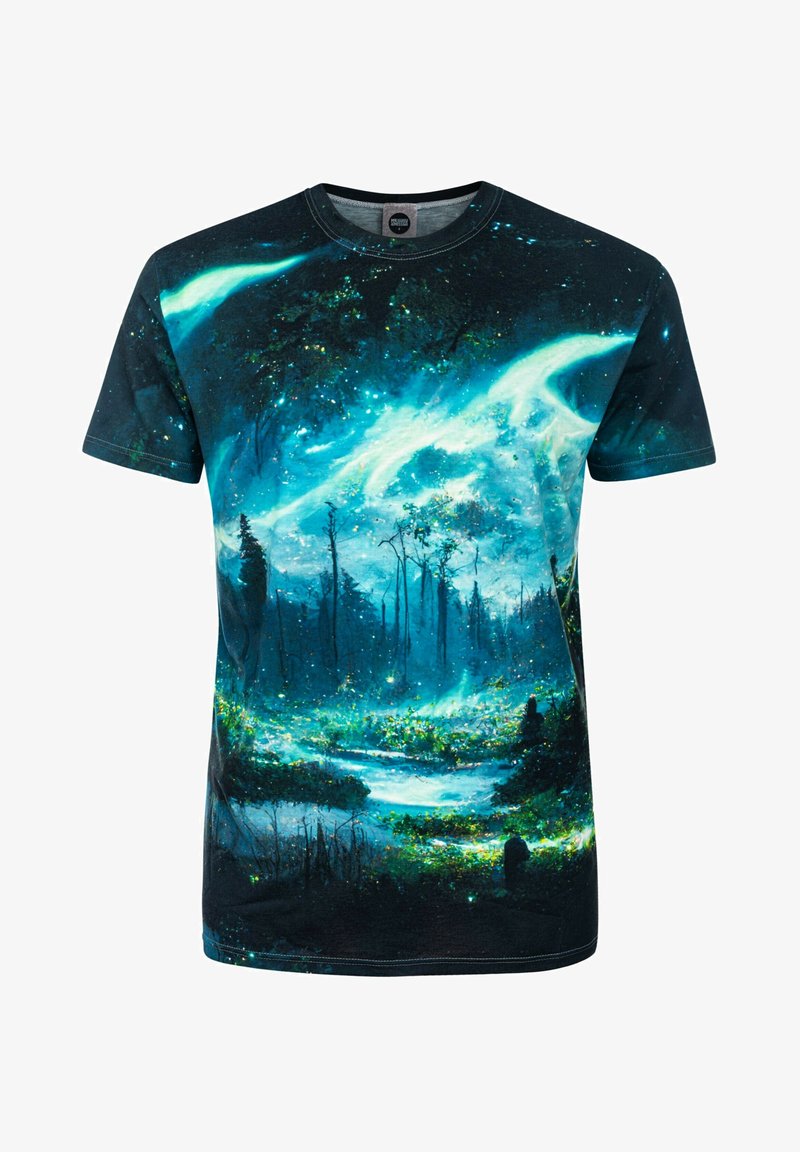 Camiseta de manga corta hecha de algodón, que presenta una colorida escena de un bosque cósmico con tonos de azules, verdes y acentos brillantes a lo largo.