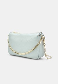 Borsa a mano in pelle azzurro chiaro con finitura texturizzata, tracolla in metallo dorato e chiusura con zip. Forma rettangolare compatta con accenti curvi.