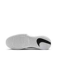 Weiße Sportschuhsohle mit einem strukturierten Grip-Muster, einem schwarzen Swoosh-Akzent und einer glatten, abgerundeten Ferse.