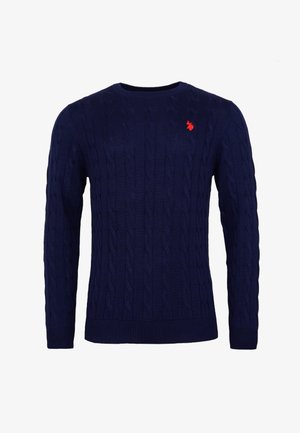 Dunkelblauer Kabelstrickpullover mit Rundhals, langen Ärmeln, gerippten Bündchen und Saum, mit einem kleinen roten Emblem auf der Brust.