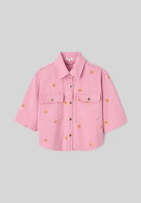 Chemise rose à manches courtes boutonnée avec col, deux poches avant et petits motifs de soleil orange dispersés sur le tissu.