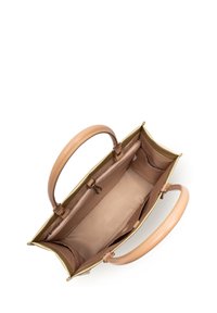 Borsa in pelle marrone chiaro con dettagli dorati, forma strutturata, doppio manico superiore e un ampio interno beige con tasche e un compartimento con zip.