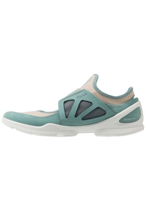 Walking trainers - mint