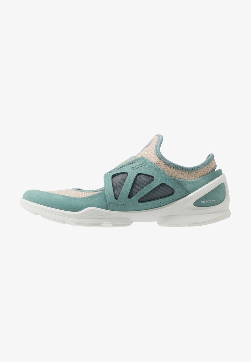 Scarpa atletica leggera in colori acquamarina e beige, realizzata in tessuto a rete, con suola imbottita e fascia elastica. Presenta accenti in morbido suede e aperture per la ventilazione.