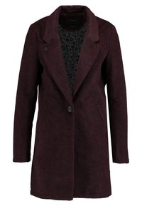 Vinrød uldblandet frakke med notch-krave, dobbelte knapper og sidelommer. Har en tekstureret sort foring med et diskret mønster.