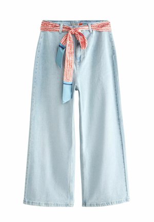 Hellblaue, weit geschnittene, kurz geschnittene Jeans mit einem rot-weiß gemusterten Stoffgürtel, der an der Taille gebunden ist.