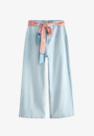 Hellblaue, weit geschnittene, kurz geschnittene Jeans mit einem rot-weiß gemusterten Stoffgürtel, der an der Taille gebunden ist.