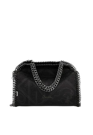 Borsa rettangolare nera con tracolle a catena argentata, cuciture decorative e una piccola figura in rilievo di una bambina sul davanti.