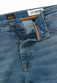 BOSS DELAWARE  - Pieguloša piegriezuma džinsi - blue fourteen