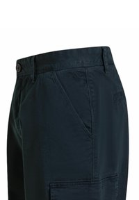 Pantaloni cargo blu navy con una texture liscia, dotati di chiusura con bottone, tasche laterali e una tasca sul retro. Dettagli cuciti in tutto il capo.