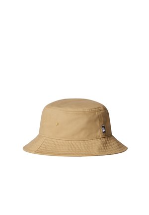 Beige bomuld bucket hat med syet skygge og to ventilationsøjer på hver side, med et lille sort-hvidt mærke.