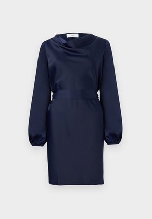 Φόρεμα από σατέν σε ναυτικό μπλε χρώμα με μακριά φουσκωτά μανίκια, μανσέτες με πιέτες, ντεκολτέ με πτυχώσεις και ζώνη στη μέση που ταιριάζει.