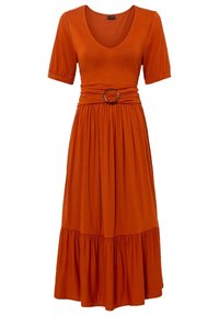 Spalony pomarańczowy sukienka z krótkimi bufiastymi rękawami, dekoltem w kształcie litery V oraz zgromadzonym w talii paskiem z okrągłą klamrą. Rozkloszowany, warstwowy krój spódnicy.