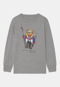Szara koszula z długim rękawem z nadrukiem niedźwiedzia narciarza w goglach i butach, trzymającego narty i kijki oraz napisem Polo Bear by Ralph Lauren.