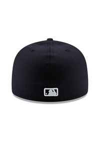Gorra de béisbol negra con visera plana, presenta un logotipo de la MLB bordado en blanco en la parte trasera, hecha de un tejido texturizado con orificios de ventilación.