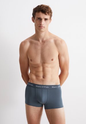 Dunkelgraue Boxershorts mit weicher Textur, mit einem schwarzen Bund, auf dem 'Marc O'Polo' in Weiß gedruckt ist, körpernahe Passform und ohne sichtbare Muster.