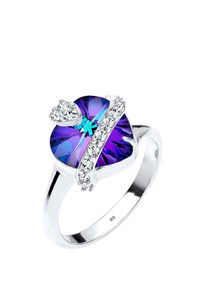 Silberring mit einem herzförmigen lila Kristall und blauen Akzenten, umgeben von klaren Steinen entlang des Rings. Geprägt mit 925.