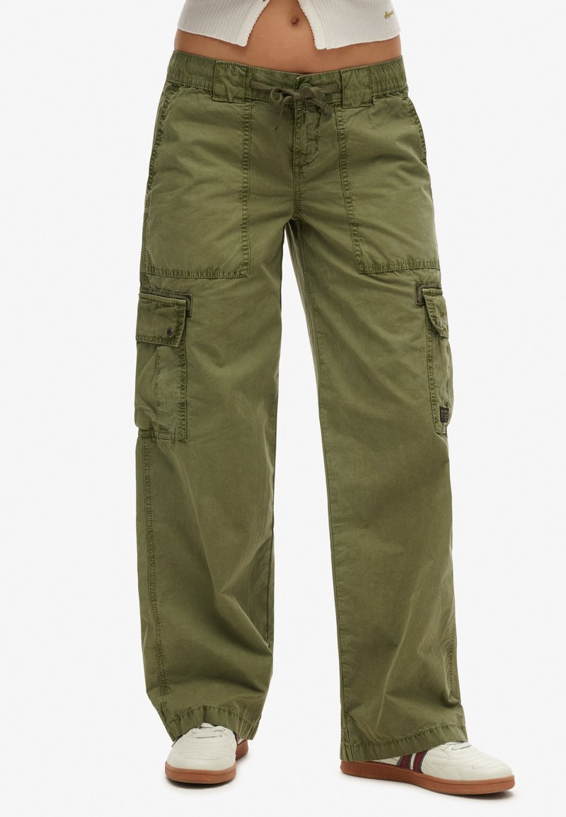 Olijfgroene cargobroek met een trekkoord in de taille, grote zijzakken en elastische boorden, gemaakt van een lichte, gestructureerde stof.