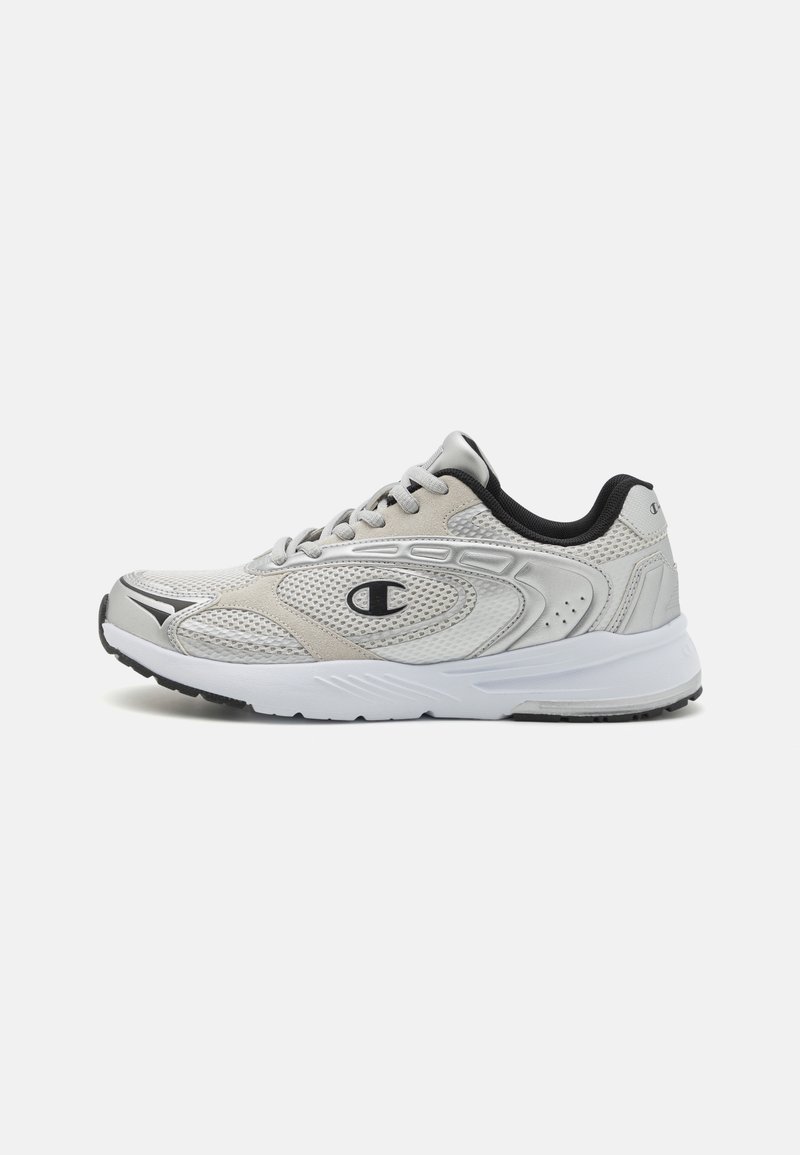 Scarpe sportive grigie con tomaia in mesh, dettagli neri, colletto imbottito e suola intermedia bianca. Presentano un logo laterale. Suola in gomma.