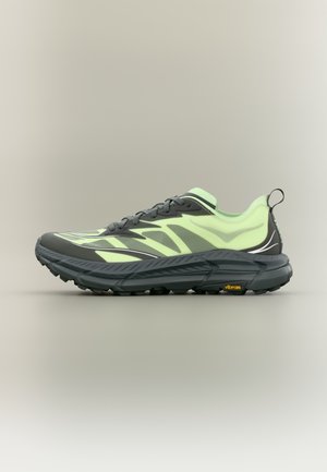 Scarpa da corsa da uomo con tomaia grigia con accenti verde neon, suola strutturata e logo Vibram, progettata per trazione e stabilità.