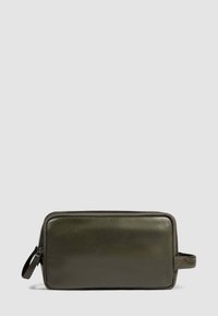 Pouch in pelle verde oliva di forma rettangolare, con texture liscia, chiusura a zip superiore e manico laterale per un trasporto facile.