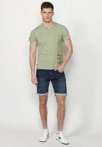 Koroshi SHORT SLEEVE - Apdrukāts T-krekls - kaki   khaki