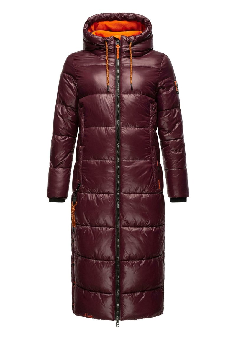 Lange pufferjas in donker bordeauxrood met een oranje fleece-gevoerde capuchon, ritssluiting aan de voorkant en verstelbaar trekkoord. Bevat zijzakken en een patroon van doorgestikte secties.