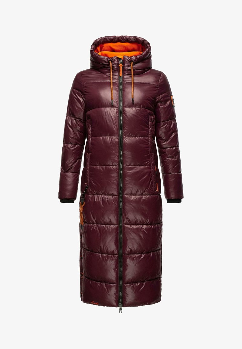 Geacă lungă tip puffer în burgundă închisă, cu glugă căptușită în fleece portocalie, fermoar frontal și șnur ajustabil. Dispune de buzunare laterale și un model de secțiuni matlasate.
