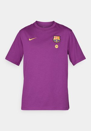 Fioletowa sportowa koszulka z krótkim rękawem z żółtym logo Nike na prawej piersi i herbem FC Barcelona z logo Spotify na lewej piersi.