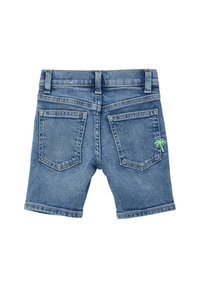 Szorty dżinsowe, jasnoniebieskie, z przetarciami, pięć kieszeni, zrolowane mankiety, haftowana zielona palma na tylnej kieszeni.