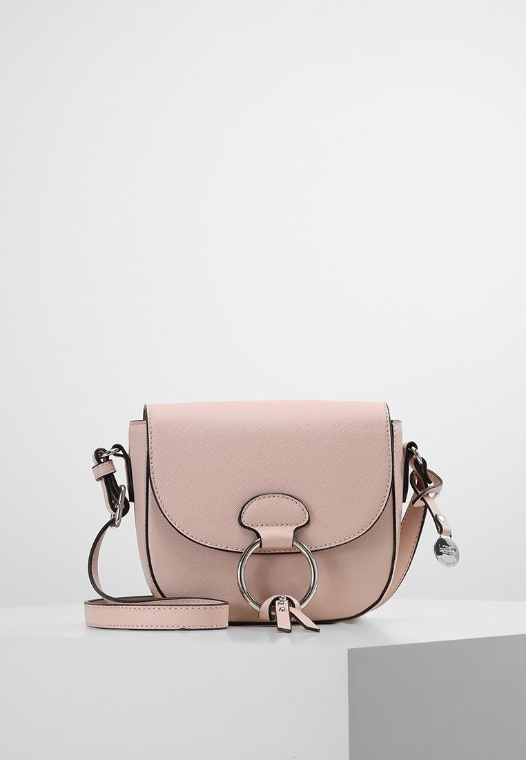 Bolso bandolera sintético rosa con cierre de solapa, herrajes metálicos redondos y correa desmontable, con superficie texturizada y costuras en contraste.