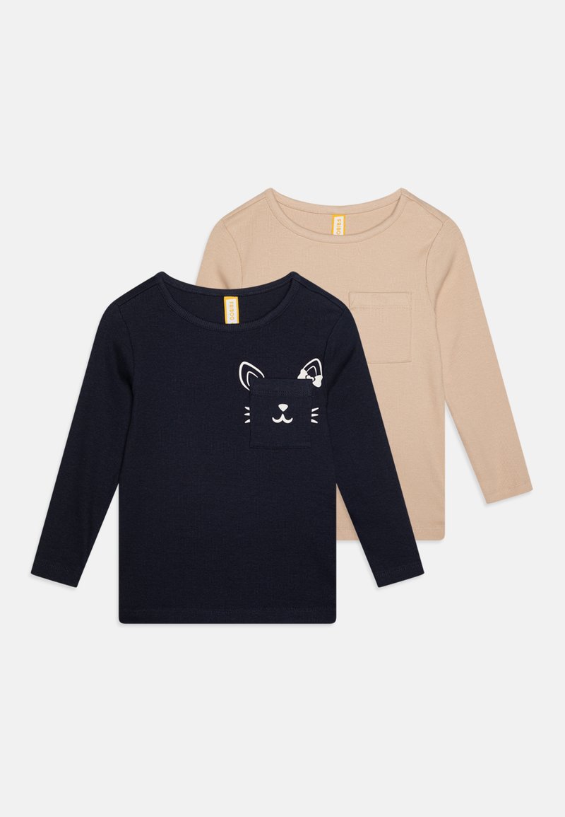 To lange ermer skjorter: den ene i marineblå med et kattedesign på lommen, den andre i beige med en ensfarget front. Begge er laget av myk stoff.