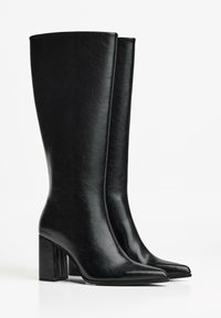 Schwarze knielange Lederstiefel mit spitzer Zehenform, stabilen Blockabsätzen und glatter Oberfläche. Verfügt über minimale Nähte und ein elegantes Profil.