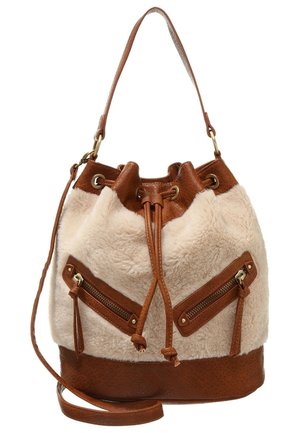 Brun læderbucket taske med beige shearlingpaneler, to frontlommer med lynlås, snørelukning og en enkelt skulderrem med en ekstra lang crossbody-rem.