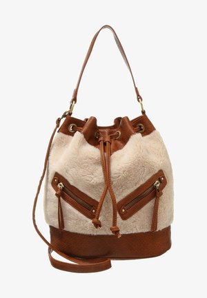 Borsa a secchiello in pelle marrone con pannelli beige in shearling, due tasche frontali con zip, chiusura con coulisse e una singola tracolla con una tracolla lunga aggiuntiva a tracolla.