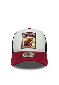 Rød og hvid justerbar baseballkasket med et bjørneemblem og teksten "California USA", med meshnakke og buet skygge.