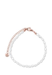 Bracciale di perle bianche con chiusura in oro rosa e catena di estensione. Caratterizzato da perline ovali lucide e una piccola etichetta con logo.