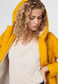 ONLY ONLSALLY RAINCOAT - Wintermantel - golden yellow