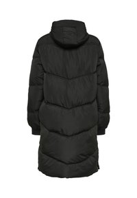 Sort polstret jakke med hætte, prydet med chevron-syning på ryggen, ribbede manchetter og en mellemlang design. Blød, glat tekstur.