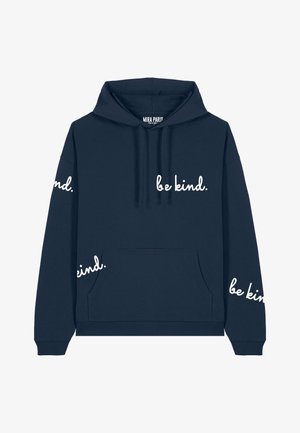 Tengerészkék kapucnis pulóver pamutból, elülső zsebbel. A maga módján felfedezhető a "legyél kedves" felirat fehér színben az ujjakon és a mellkason. Felszerelve van húzókás kapucnival.