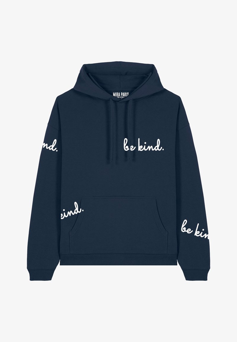 Tamsiai mėlyna medvilninė sukapota su priekiu kišene. Su "būk geras" tekstu balta spalva ant rankovių ir krūtinės. Įtrauktas raištelis ant kapučino.