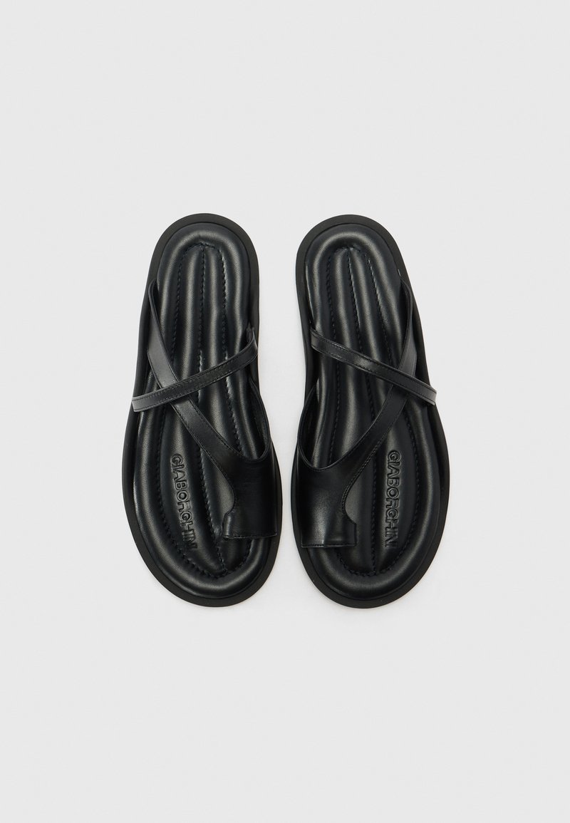 Sandalias negras con una plantilla texturizada y moldeada y un diseño de correas cruzadas. Fabricadas con un material sintético suave y detalle de logo en relieve.