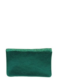 Pochette en cuir métallique vert avec une texture lisse, de forme rectangulaire et une fermeture zippée sur le dessus. Design simple sans embellissements visibles.